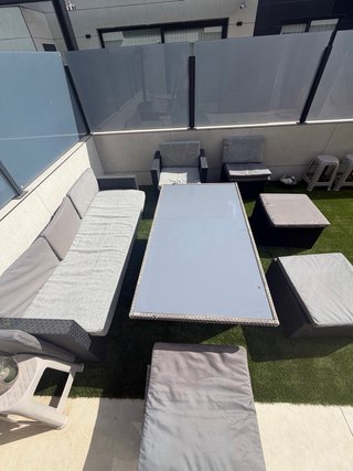 Conjunto de jardín: sofá, silla y 2 pufs y mesa