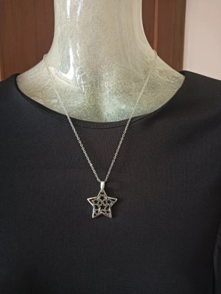 Collana con stella traforata nuova