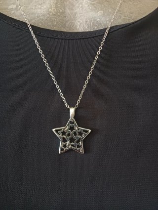 Collana con stella traforata nuova