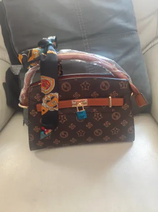 Bolso Marrón con Pañuelo Estampado