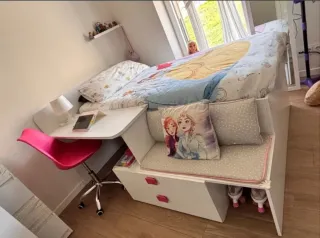Cama infantil con escritorio y almacenaje