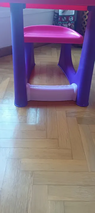 Pupitre infantil rosa y morado
