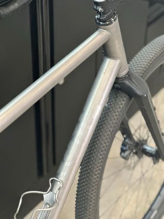 Bicicleta Gravel Titanio