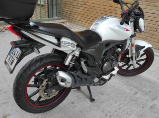 SÓLO 8.500Km. MOTO NAKED 125cc. CARNET COCHE (B)