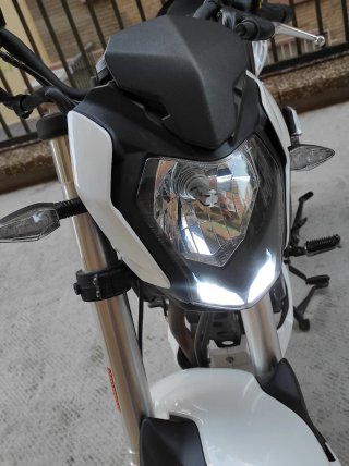 SÓLO 8.500Km. MOTO NAKED 125cc. CARNET COCHE (B)