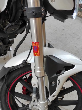 SÓLO 8.500Km. MOTO NAKED 125cc. CARNET COCHE (B)