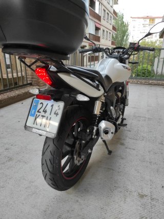 SÓLO 8.500Km. MOTO NAKED 125cc. CARNET COCHE (B)