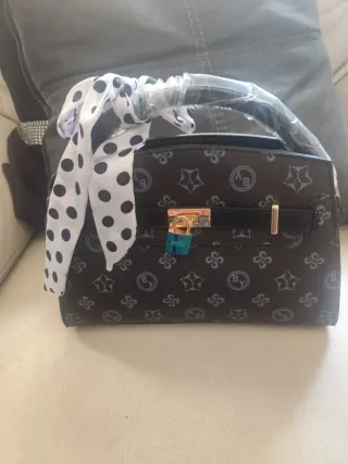 Bolso negro con estampado