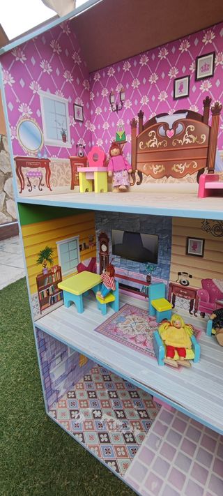 Casita de muñecas de madera