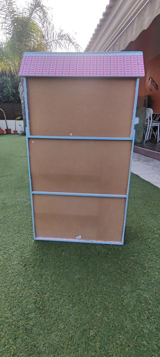 Casita de muñecas de madera