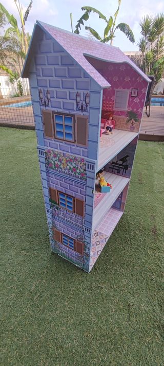 Casita de muñecas de madera