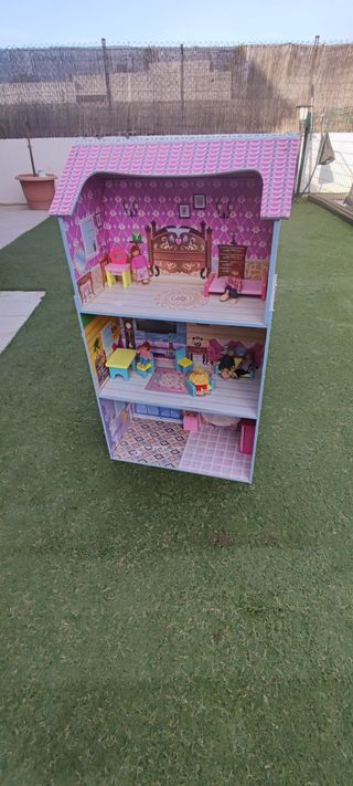 Casita de muñecas de madera