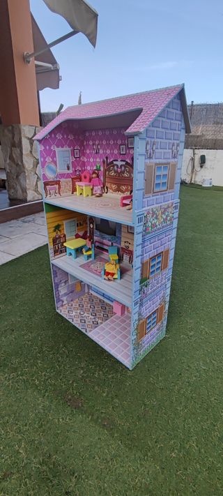 Casita de muñecas de madera