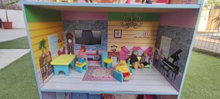 Casita de muñecas de madera