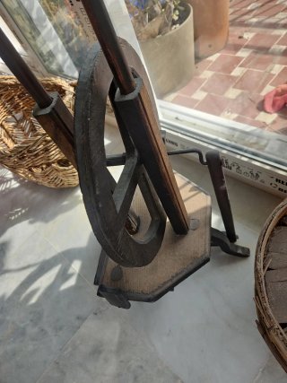 Rueca antigua de madera. Comprada en anticuario