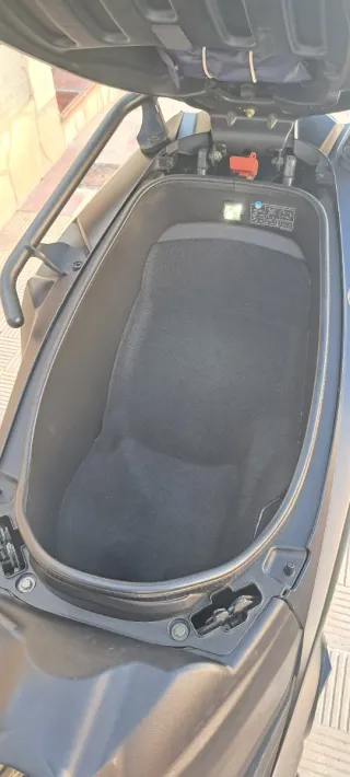 Kymco AK 550cc Maxi Scooter Negra