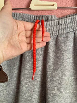 Pantalón Adidas Gris con Rayas Azules