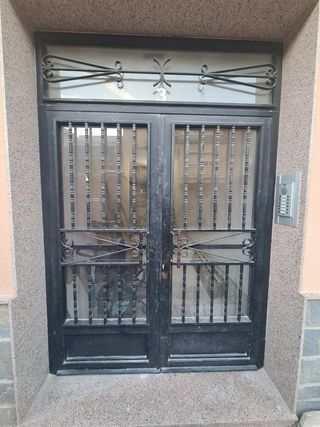Puerta de hierro para entrada de portal