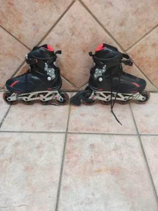 Patines en línea negros y rojos