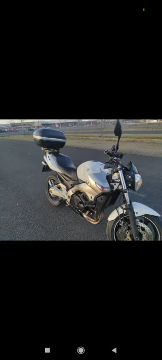 Suzuki GSR Naked Blanca