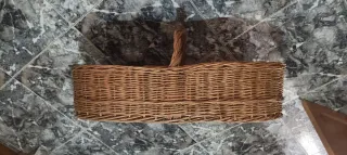 Cesta de mimbre ovalada con asa