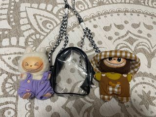 Dos Labubus con bolso de transporte de regalo