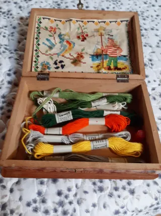 Cajita de madera Labores con hilos y dedal