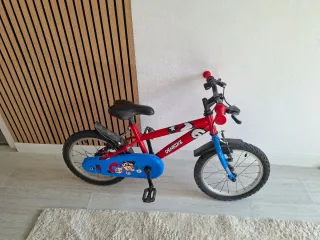 Bicicleta infantil roja y azul