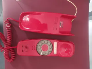 Teléfono antiguo góndola rojo