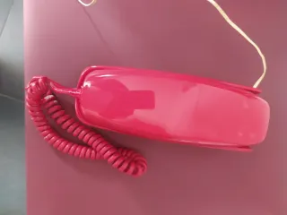 Teléfono antiguo góndola rojo