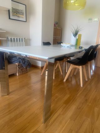 Mesa comedor cristal extensible y 4 sillas negras