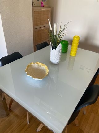 Mesa comedor cristal extensible y 4 sillas negras