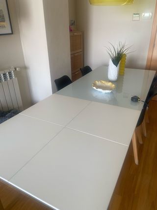Mesa comedor cristal extensible y 4 sillas negras