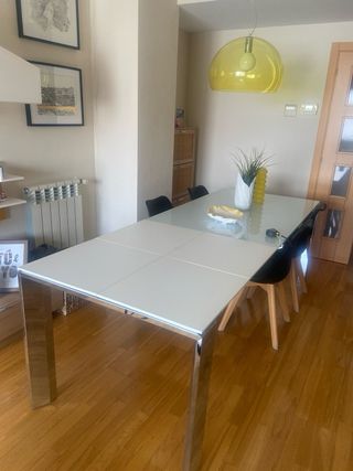 Mesa comedor cristal extensible y 4 sillas negras