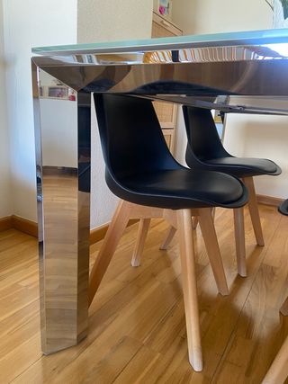 Mesa comedor cristal extensible y 4 sillas negras