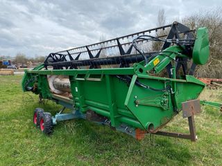 Cabezal John Deere 620R con remolque