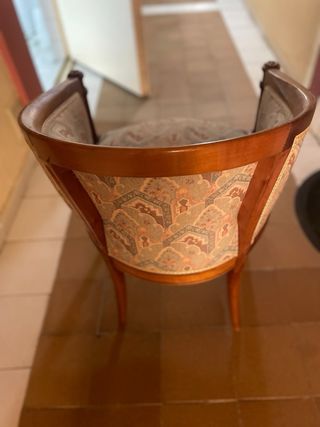 Butaca de madera con tapizado estampado