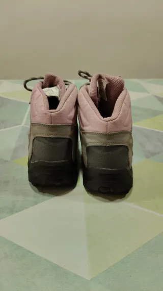 Botas de montaña grises y rosas