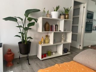 Mueble de salón blanco y madera