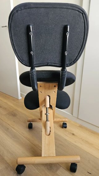 Silla ergonómica rodillas Cinius madera