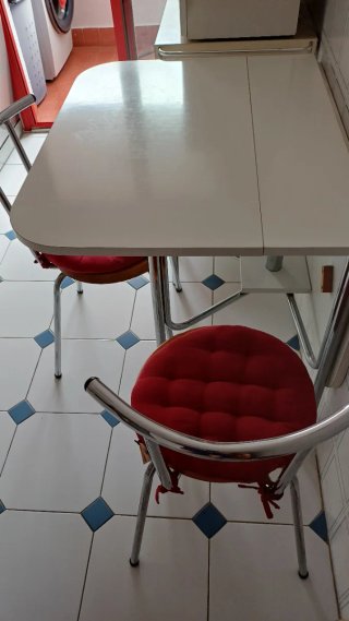 Mesa de cocina con 2 sillas