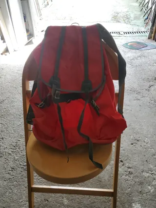 Mochila de montaña roja