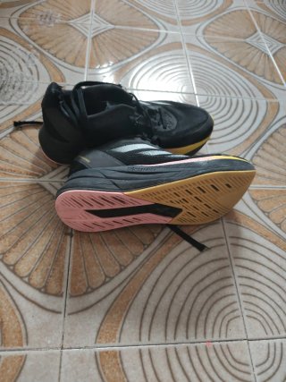 Zapatillas Adidas Negras y Amarillas