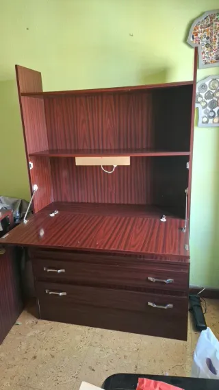 Estantería de madera con cajones