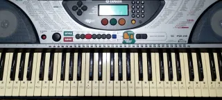 Teclado Yamaha PSR 240 con soporte y funda