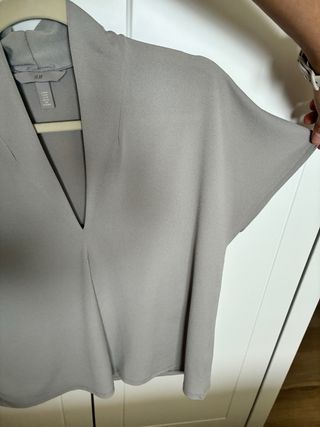 Camiseta gris cuello V talla única