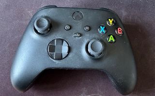 Consola Xbox Negra + 2s mandos negros y uno blanco