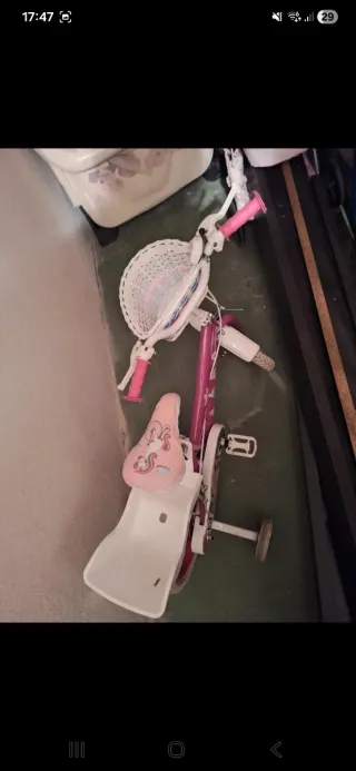 Bicicleta infantil rosa con cesta