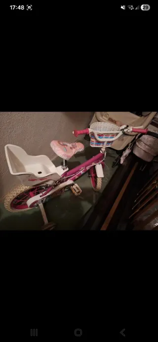Bicicleta infantil rosa con cesta