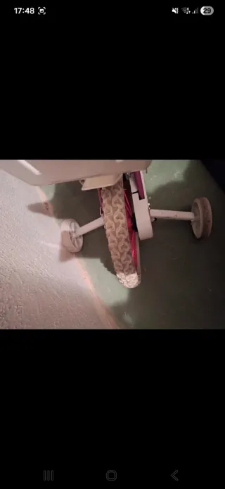 Bicicleta infantil rosa con cesta